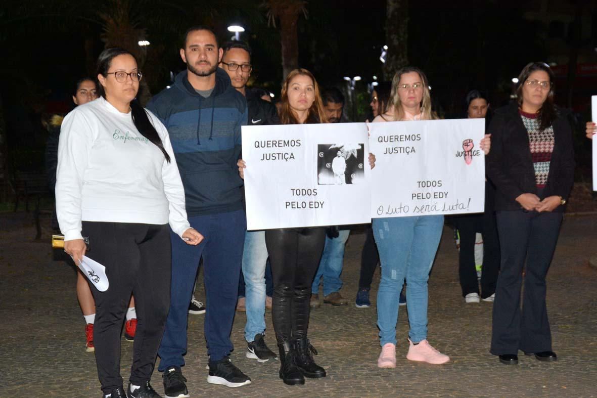 Ato na Praça da Bandeira pede por justiça a jovem morto em acidente de carro