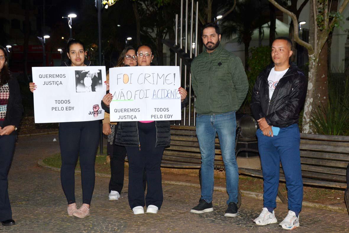 Ato na Praça da Bandeira pede por justiça a jovem morto em acidente de carro