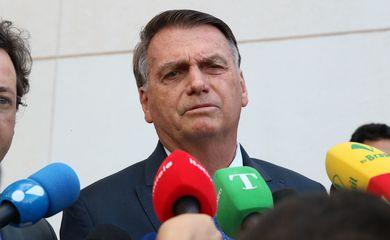 Bolsonaro deixa a PF após depoimento