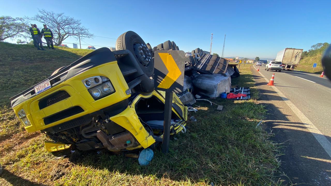 Motorista de caminhão morre após capotar na Rodovia SP-340