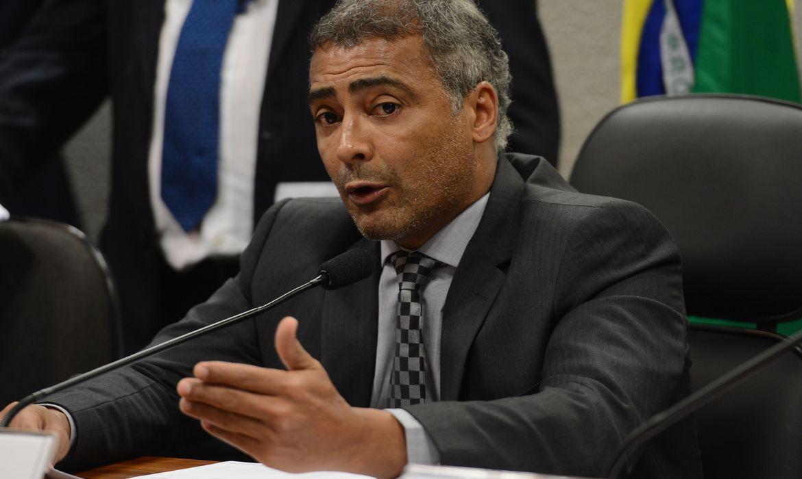 Romário tem melhora no estado de saúde, mas continua internado