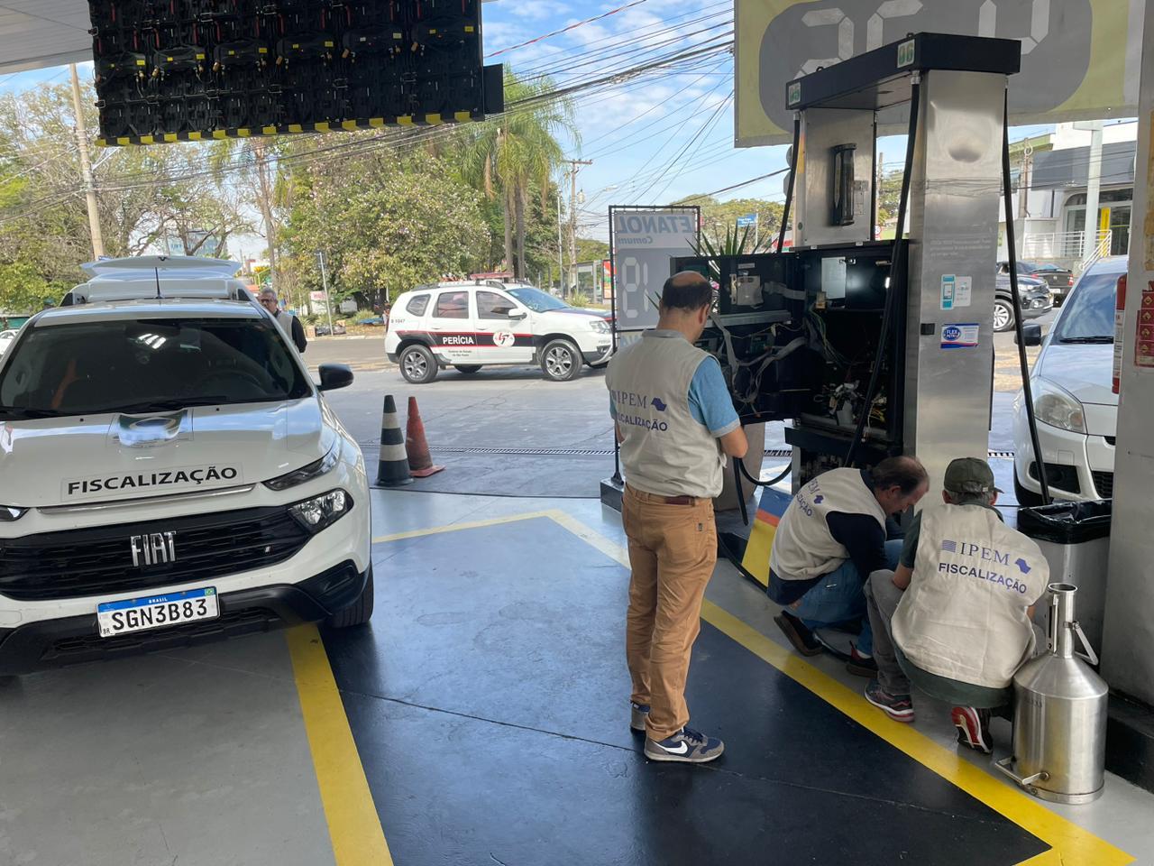 Técnicos e Polícia Civil fecham posto por venda de combustível adulterado