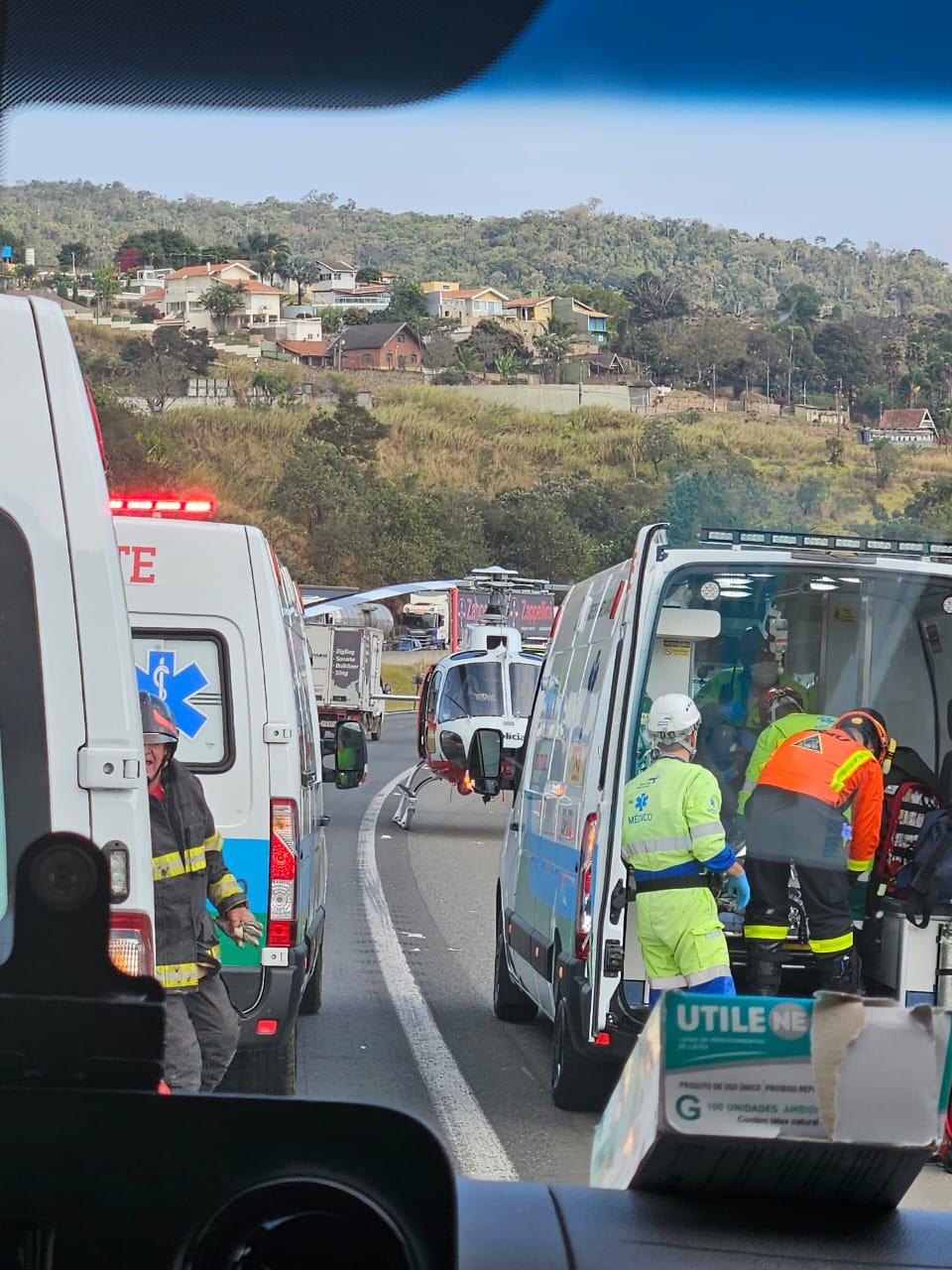 Acidente envolvendo 2 caminhões e 4 carros deixa 10 feridos na D.Pedro