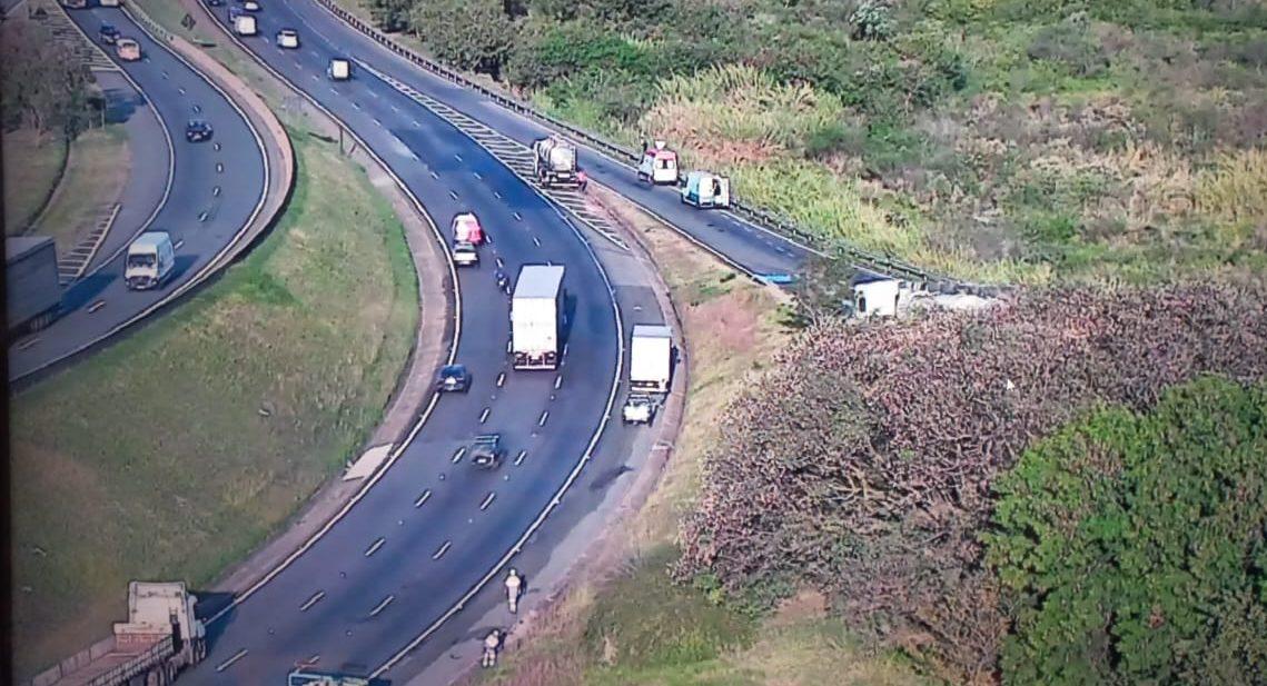 Carreta com etanol que tombou no Anel Viário é retirada