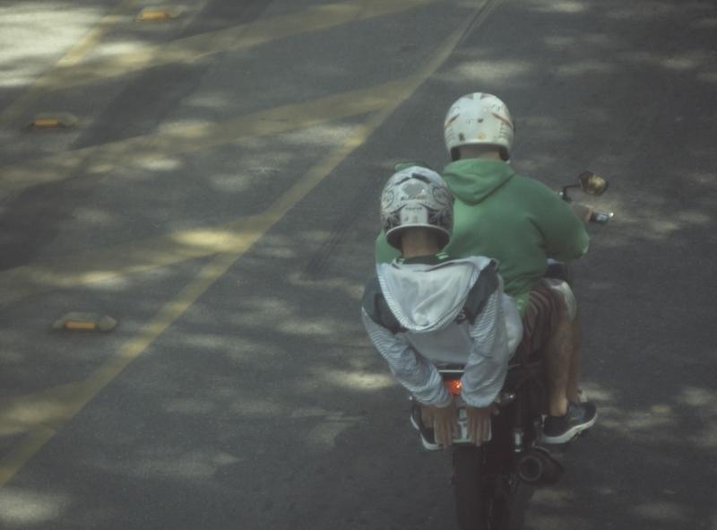 GCM de Vinhedo multa motociclistas que cobrem a placa do veículo em alta velocidade