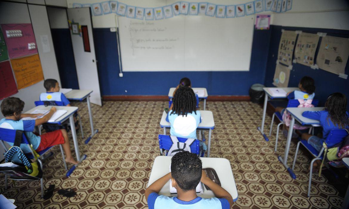 Mais horas na escola não é educação integral, avaliam especialistas