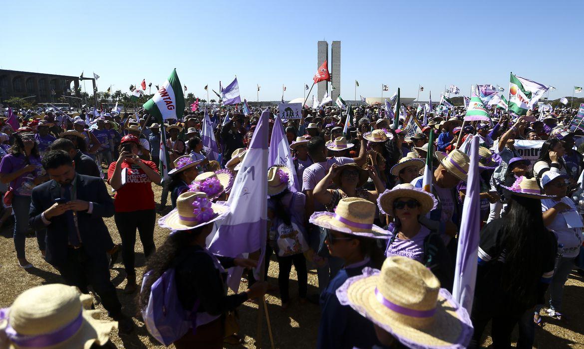 Marcha das Margaridas deve reunir mais de 100 mil mulheres em Brasília