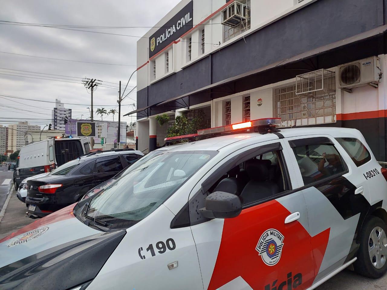 Motociclista tenta esconder placa de moto para não levar multa, bate e morre