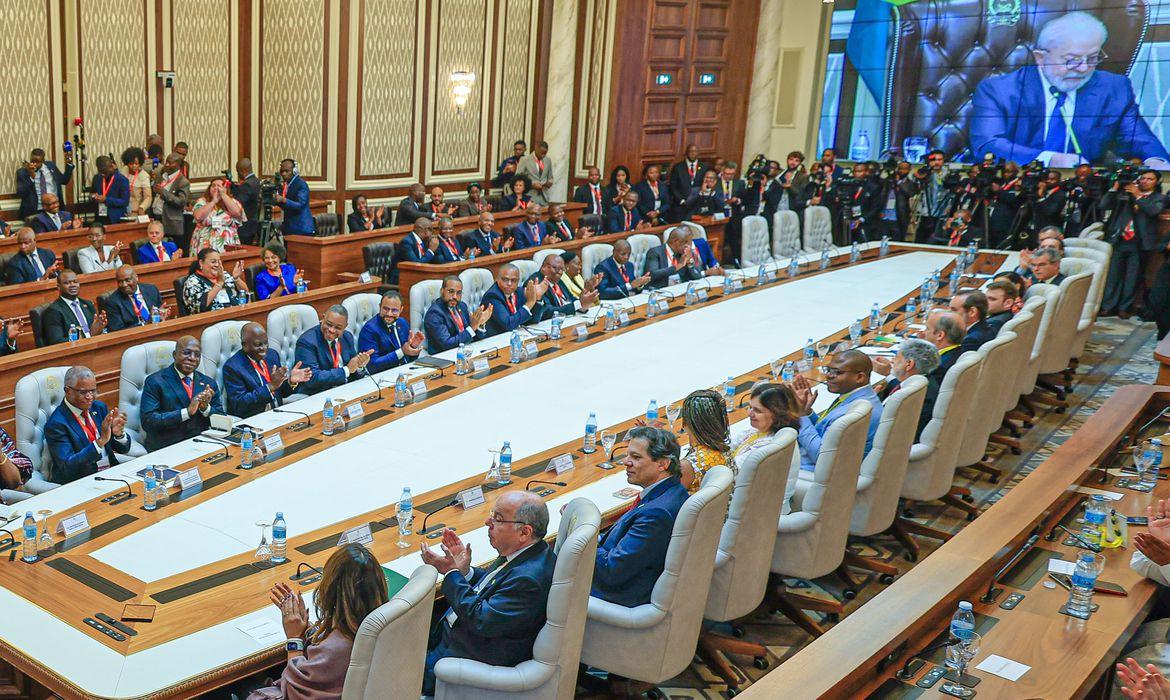 Na Assembleia Nacional de Angola, Lula homenageia Mãe Bernadete