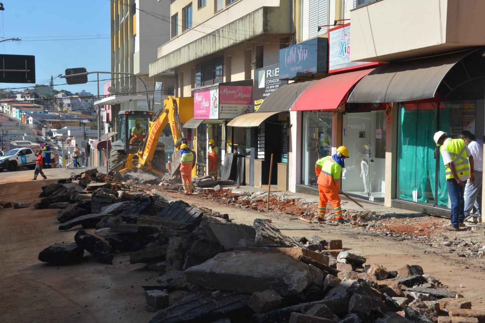 Obras continuam avançando em ruas da área central