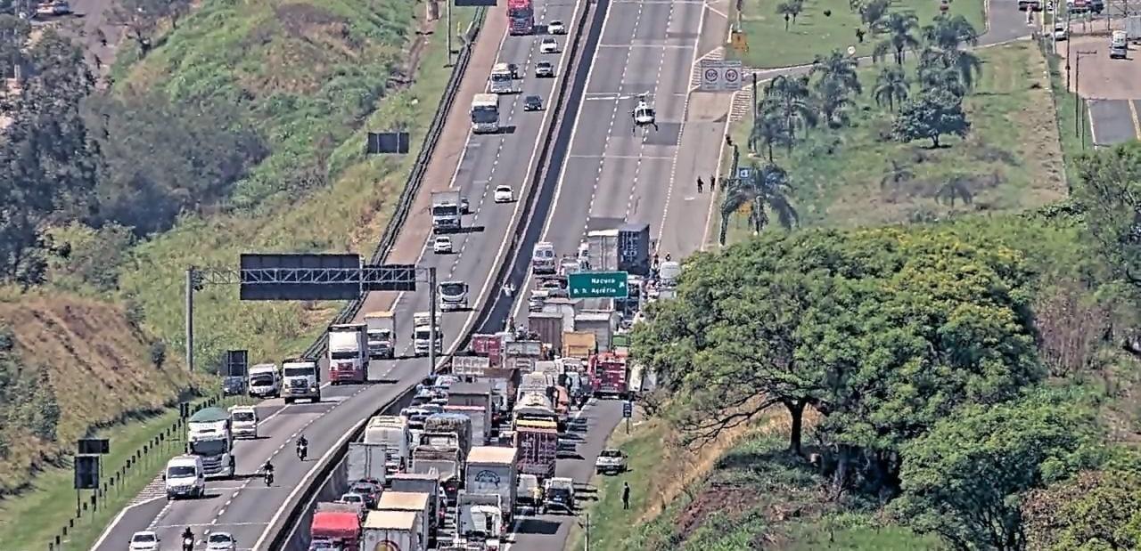 Duas carretas colidem e travam Rodovia Anhanguera em Valinhos