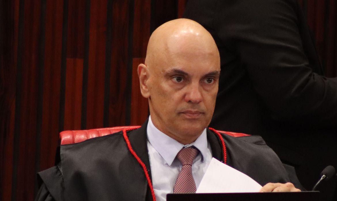 Moraes solta envolvidos em fraude de cartões de vacina de Bolsonaro