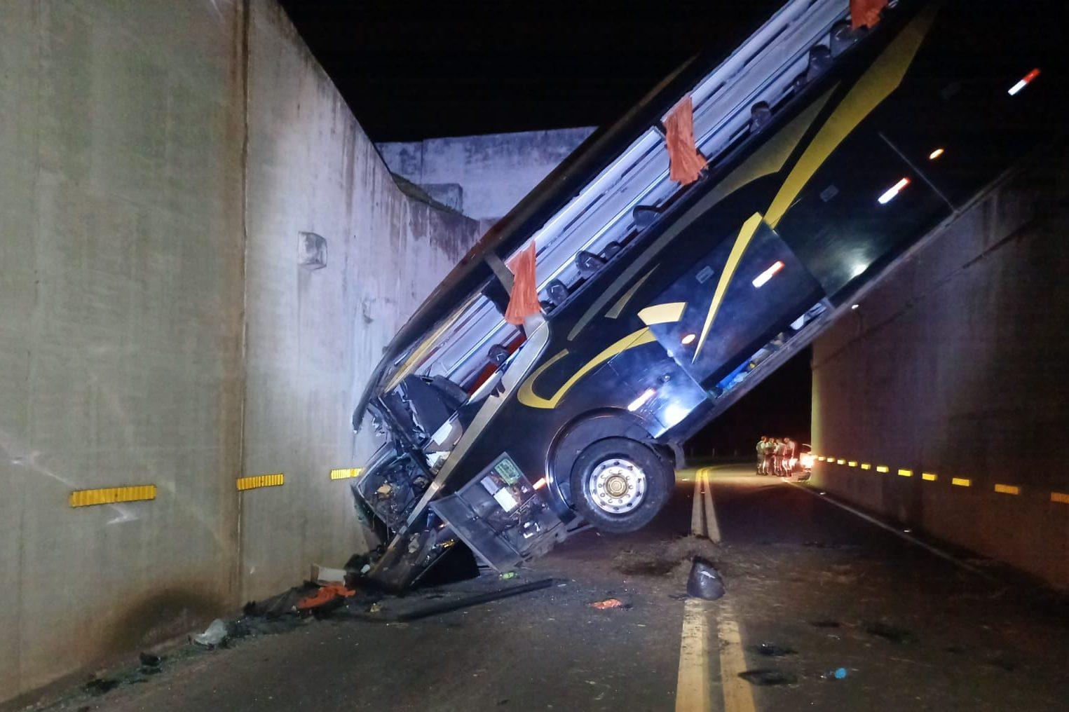 Ônibus de turismo cai de viaduto e deixa 30 pessoas feridas em Campinas