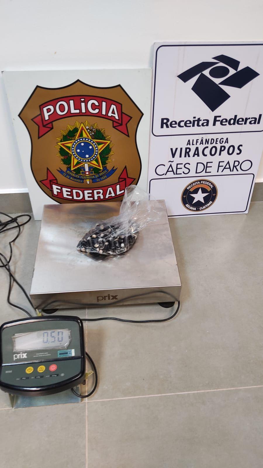 Passageira é presa com meio quilo de cocaína amarrado às pernas em Viracopos