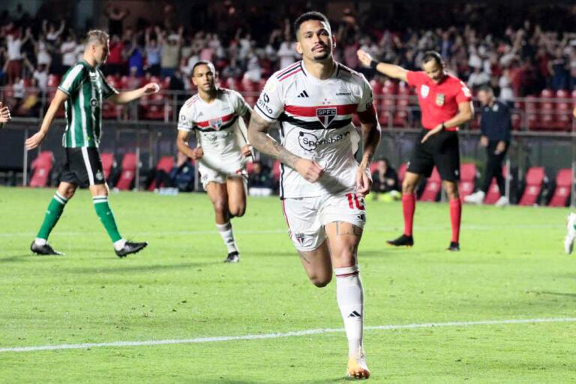  São Paulo derrota o Coritiba em casa e sobe para o 10º lugar