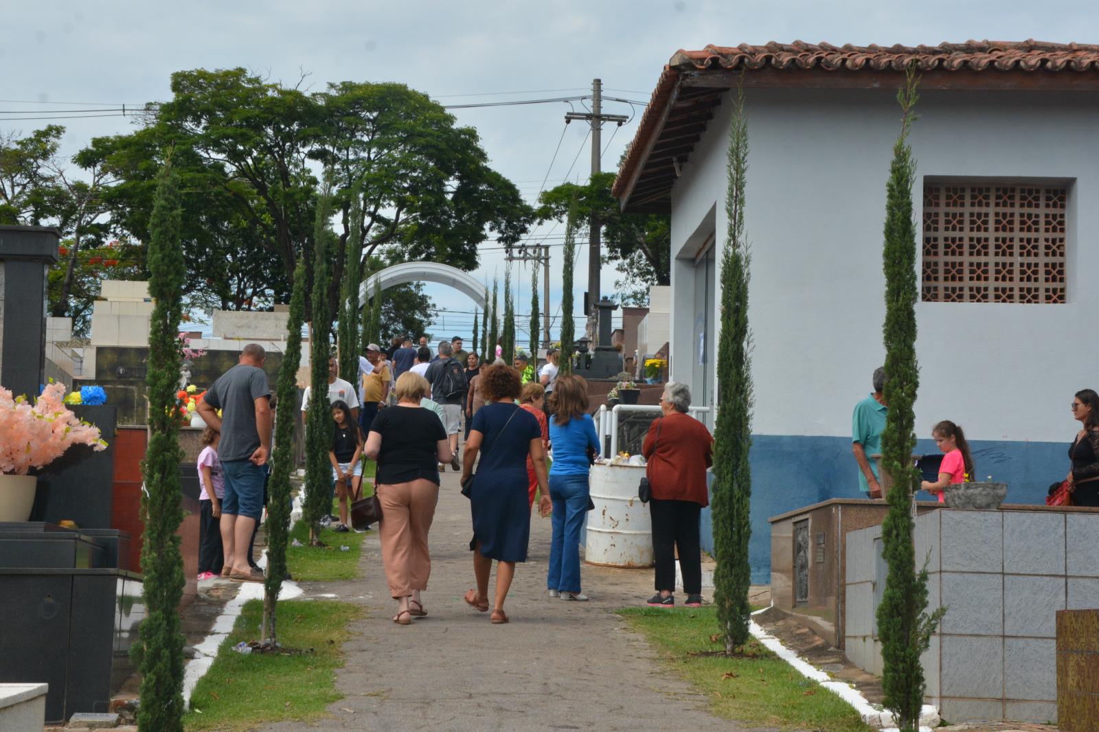 Cemitérios em Itatiba recebem milhares de visitantes 