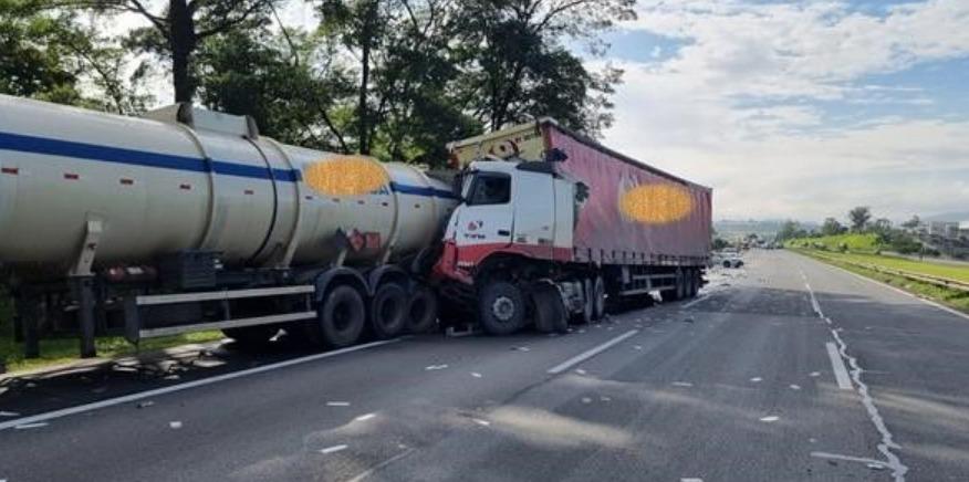 Acidente com dois caminhões interdita a Rodovia dos Bandeirantes em Jundiaí