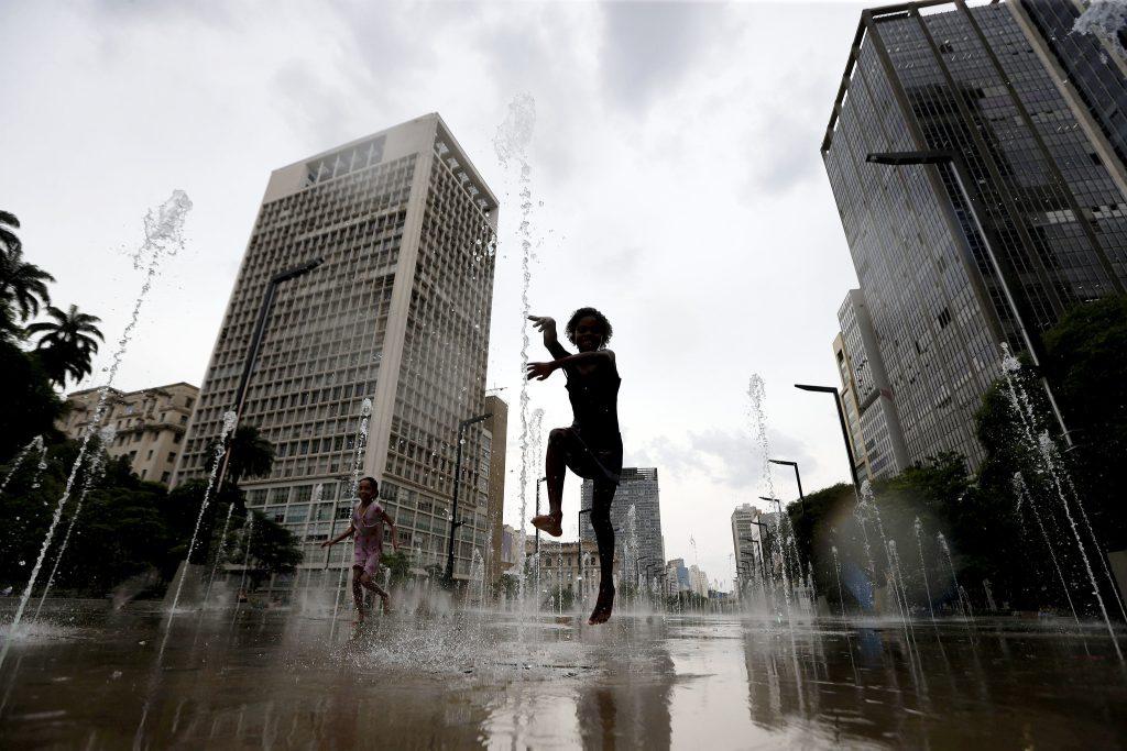 Ausência de nuvens fortalece onda de calor; entenda