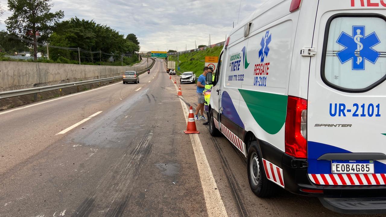 Carro parado na pista da SP-101 causa sequência de acidentes