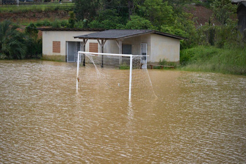 Frente fria e ciclone extratropical elevam risco de tempestades no Sul