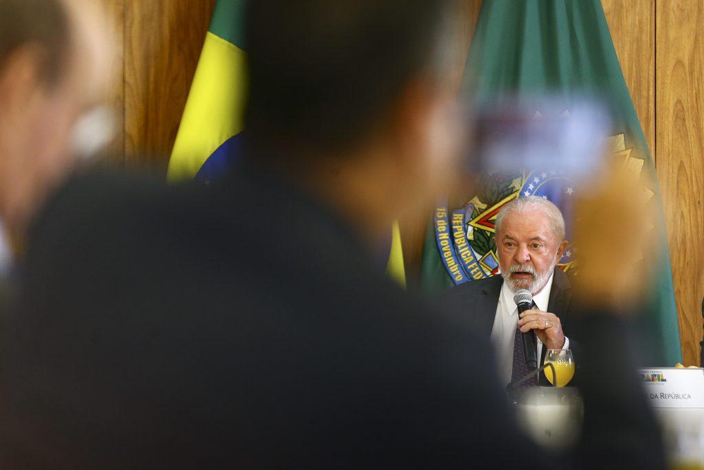 Lula pede que obras avancem sem “repetir possíveis equívocos”