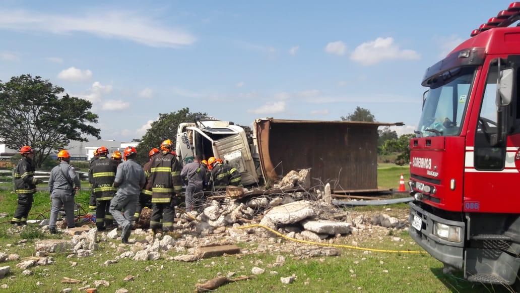 Motorista morre após tombar caminhão carregado de entulho