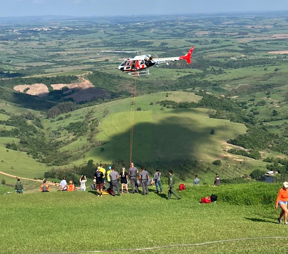 Piloto sofre acidente com parapente e é resgatado por helicóptero da PM