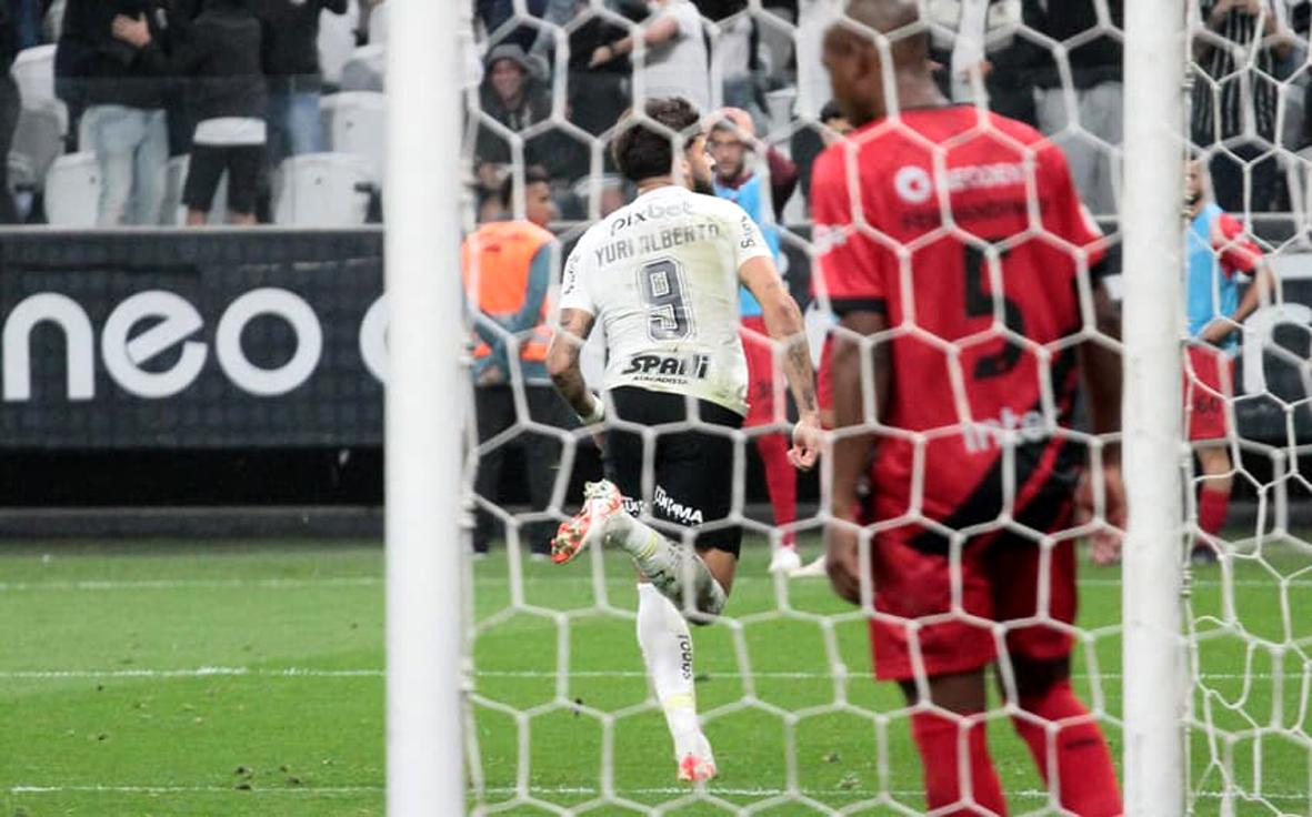 Yuri Alberto marca, Corinthians vence o Athletico-PR e sobe na tabela