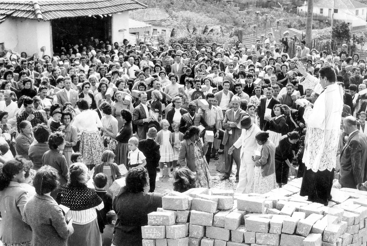 O monumento de N. S. de Fátima e a Procissão das Pedras - 1960