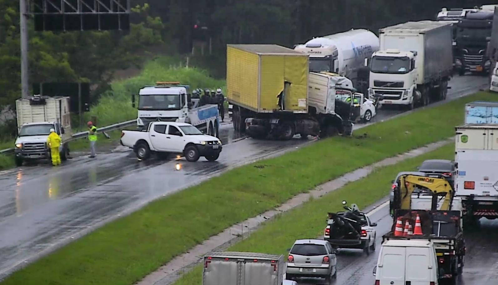 Acidente entre caminhão e carreta bloqueia rod. Dom Pedro I 