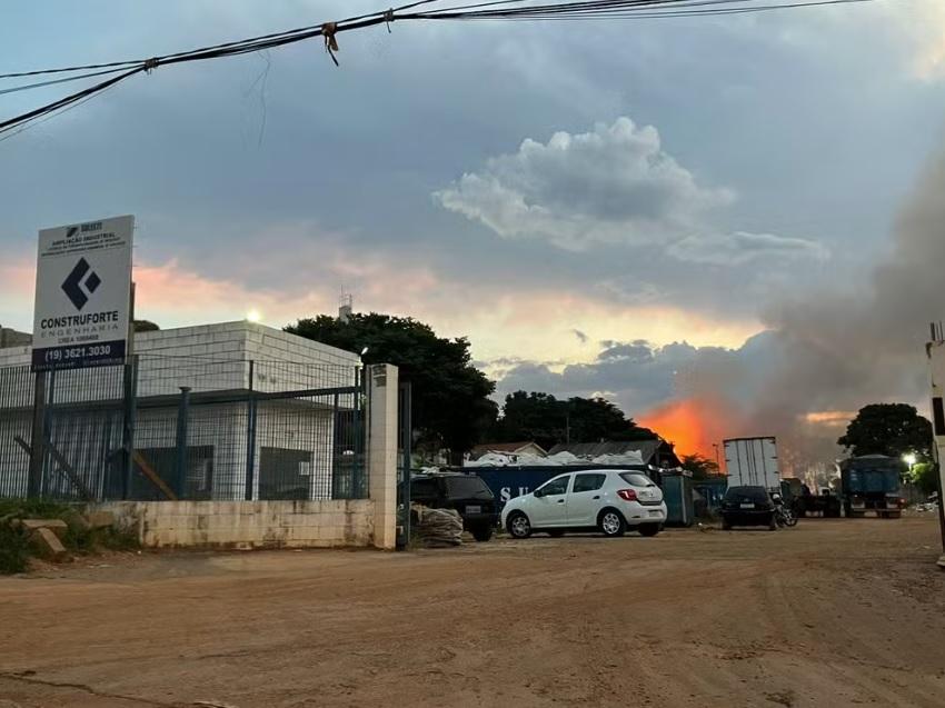 Incêndio atinge, pela 3ª vez, empresa de reciclagem em Valinhos