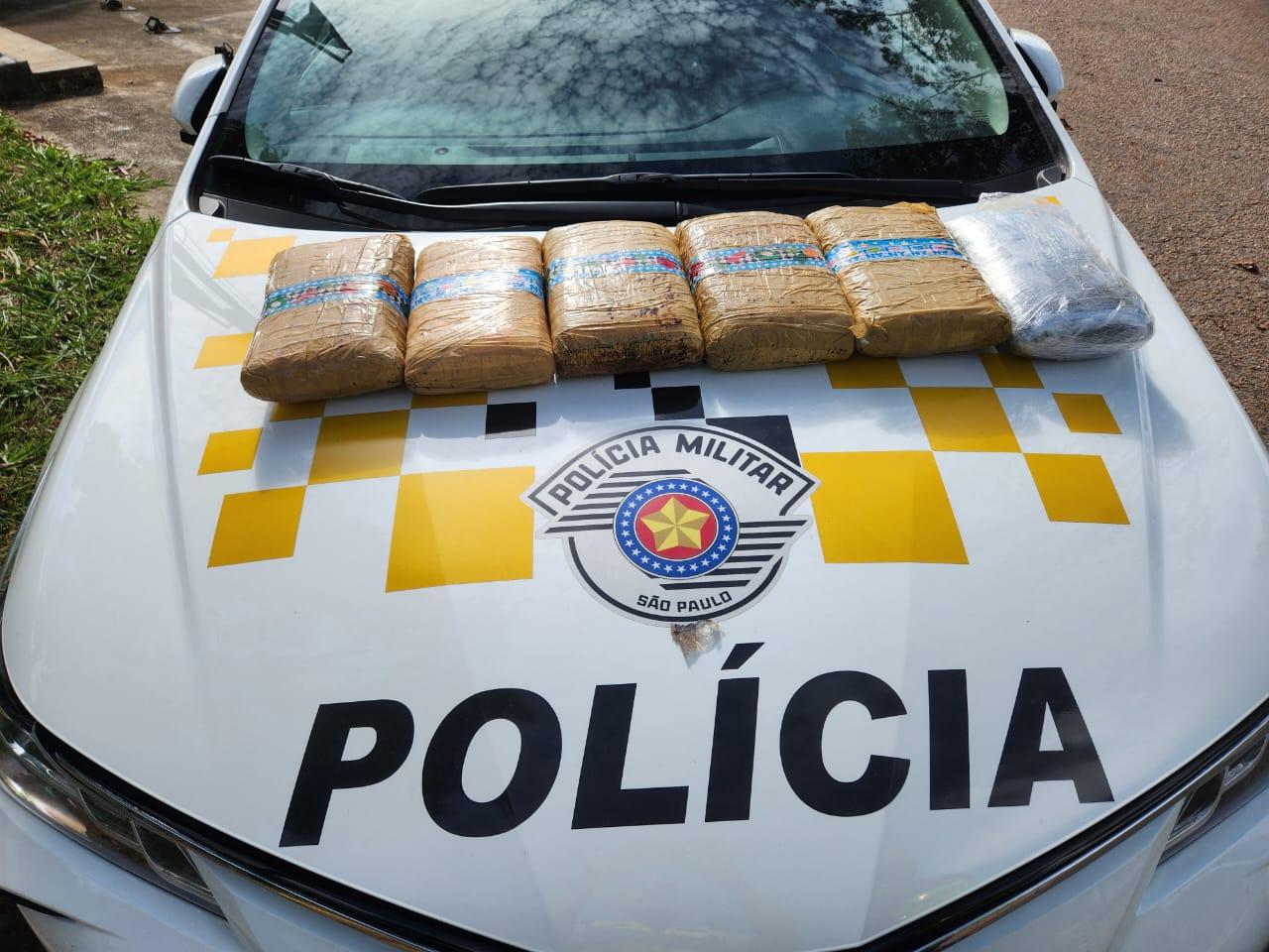 Atendimento a carro com pneu furado descobre maconha escondida