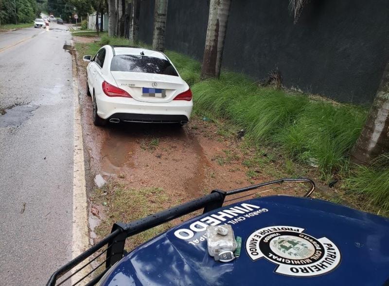 Equipe da GCM Vinhedo detém motorista de veículo de luxo com drogas