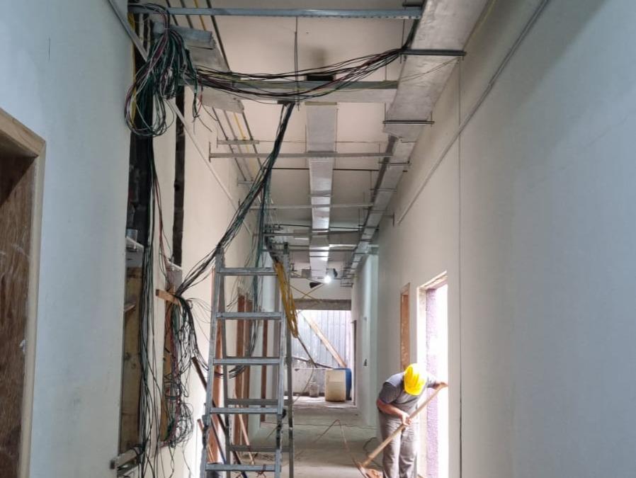 Obras do Novo Hospital Santo Antônio de Louveira avançam em instalações elétricas e hidráulicas