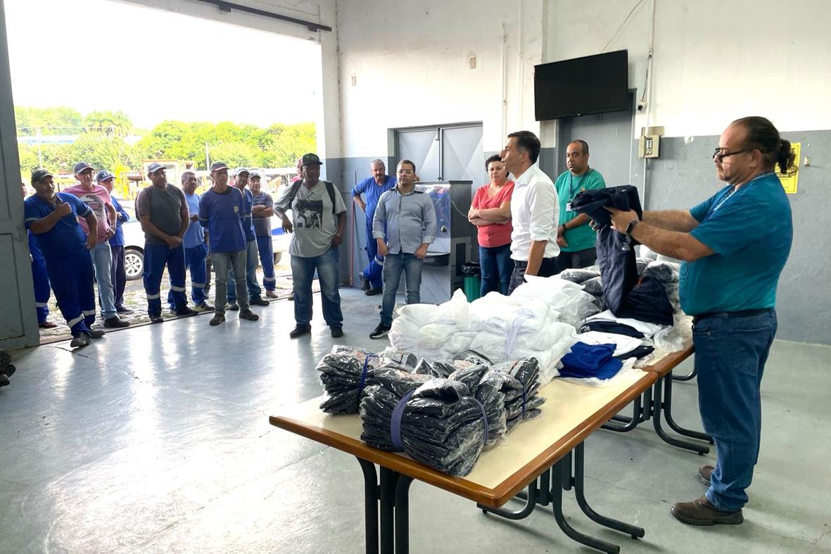 Prefeitura entrega novos uniformes para motoristas e equipes de serviços