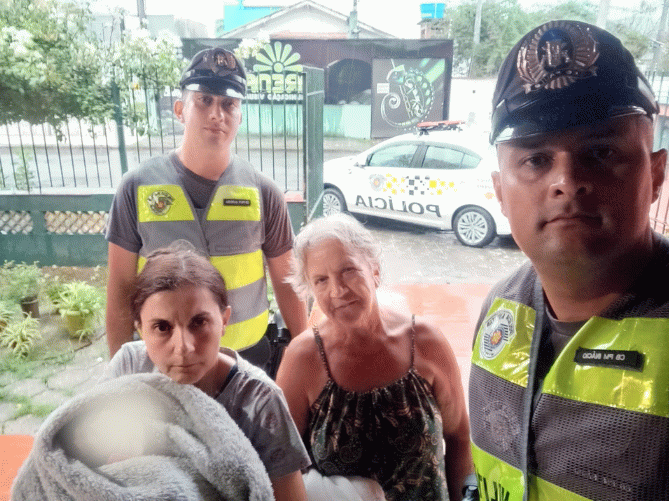 “Verdadeiros anjos”, diz avó de bebê de 21 dias salva de engasgo por PMs Rodoviários