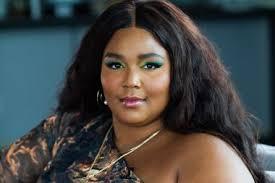 Lizzo faz desabafo sobre ataques nas redes: 'Desisto'