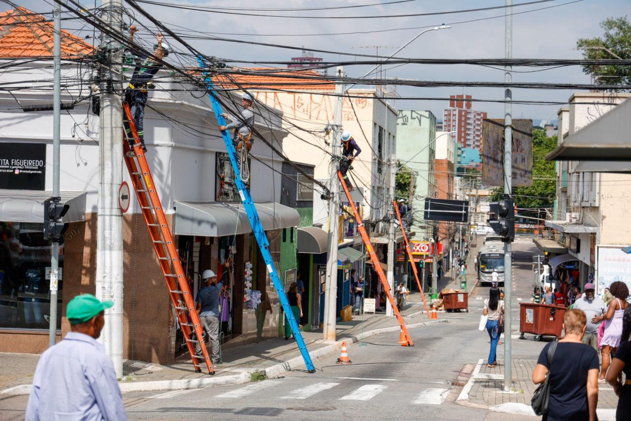 Prefeitura de Jundiaí avança com ação para remoção de bagunça em fios de postes no Centro