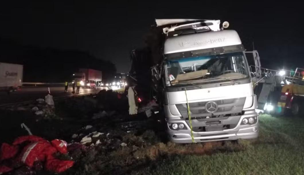 Caminhão tomba em cima de carro e mata motorista na Bandeirantes