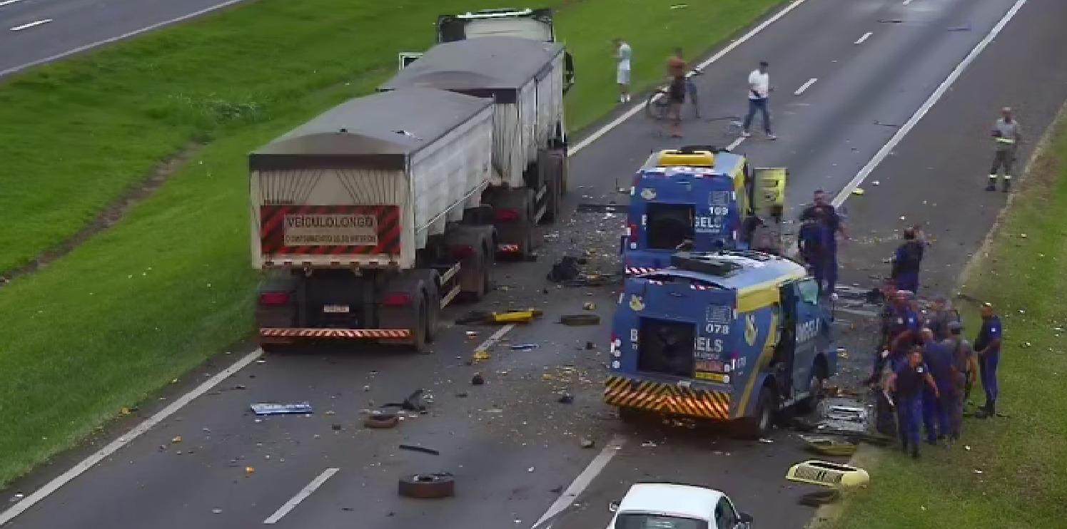 Criminosos explodem dois carros-fortes em Cordeirópolis