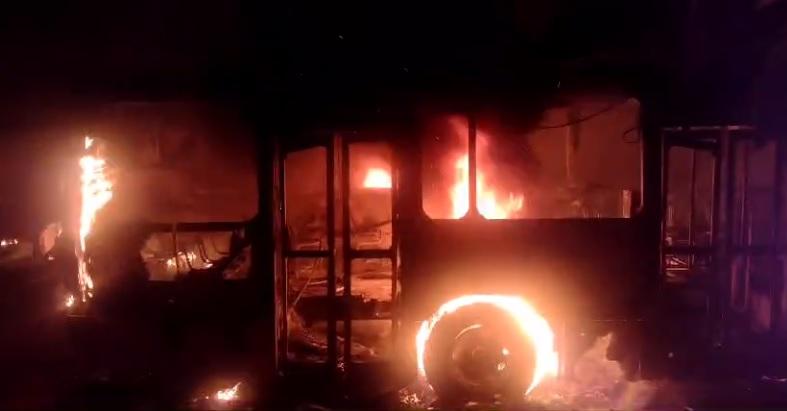 Incêndio destrói garagem de empresa de ônibus escolar em Jaguariúna