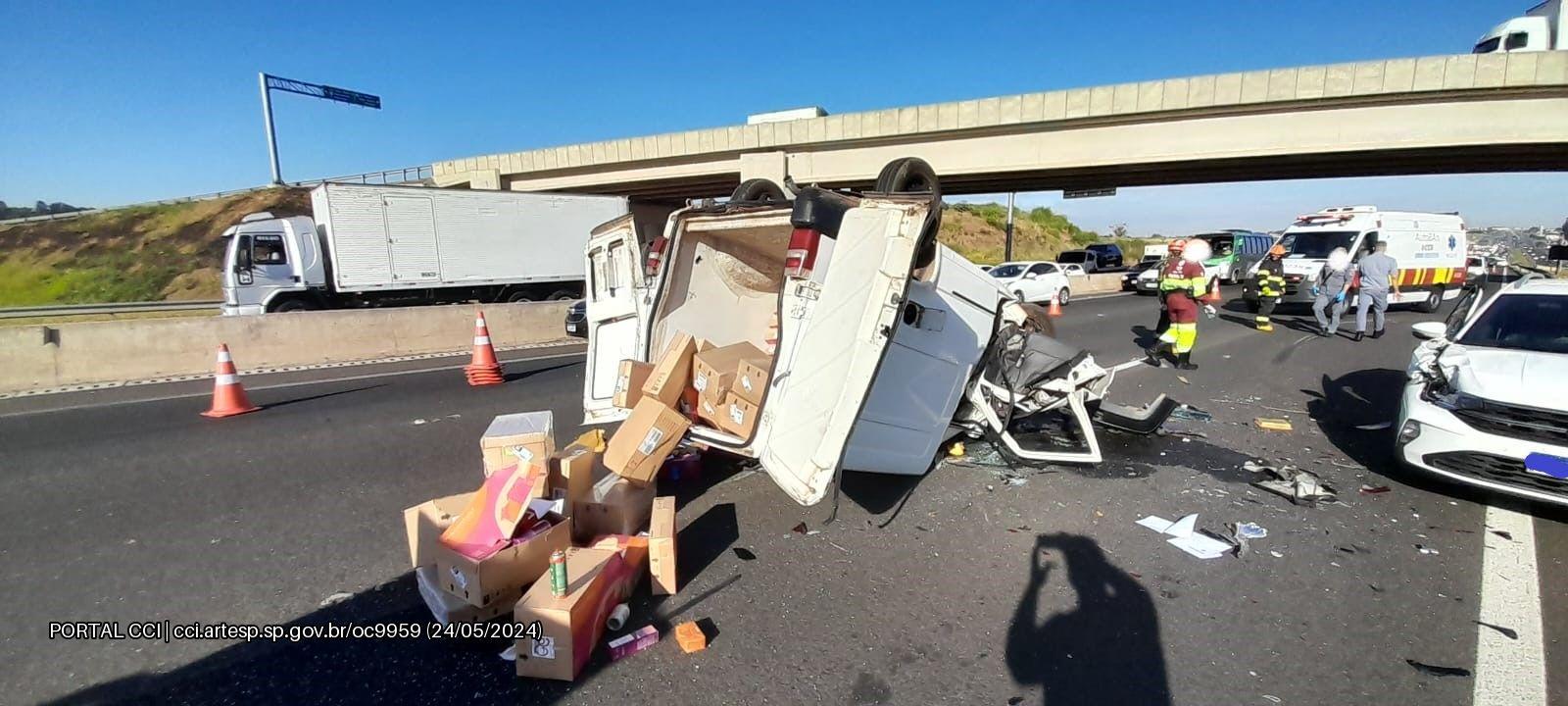 Acidente envolvendo três veículos trava D.Pedro, em Campinas