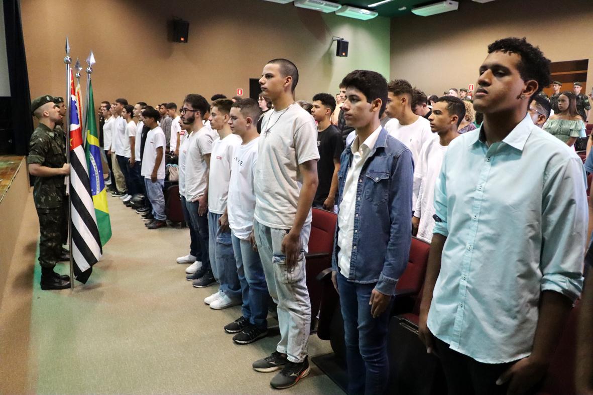 Cerimônia de Juramento à Bandeira conta com a participação de 42 jovens em Morungaba