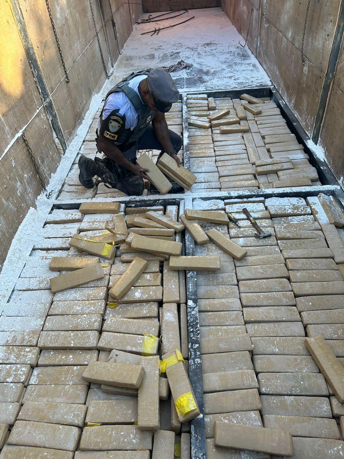 Polícia Rodoviária encontra uma tonelada de maconha em fundo falso de carreta no interior de SP