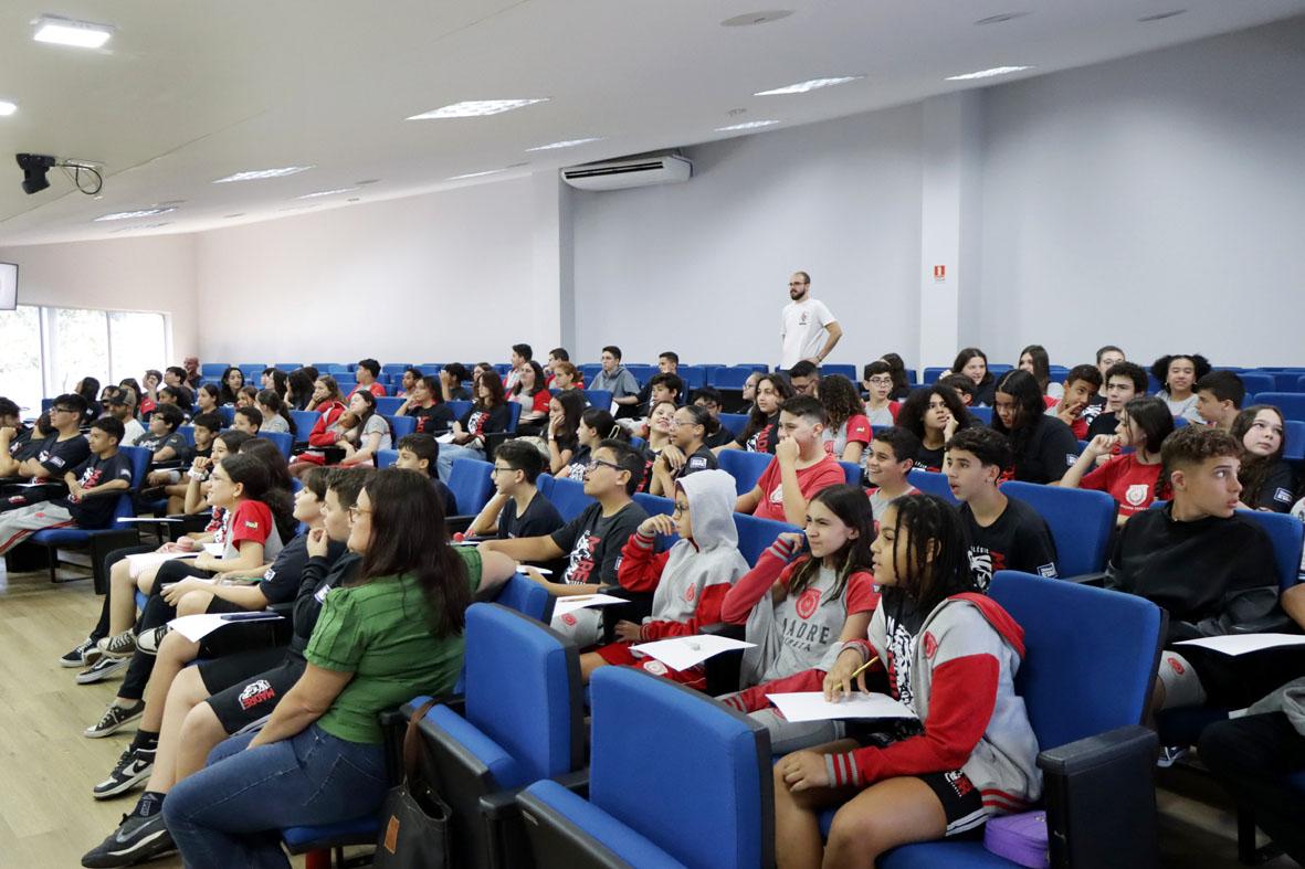 Alunos das escolas Educativa e Madre Teresa visitam a Câmara para conferir exposição sobre daltonismo