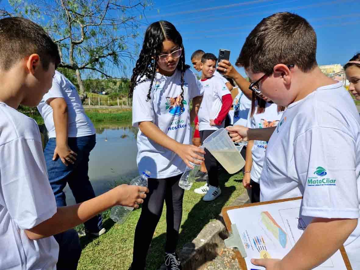 Alunos da rede pública participam de oficina do Projeto De Olho nos Rios para monitorar as águas do Lago Camatta