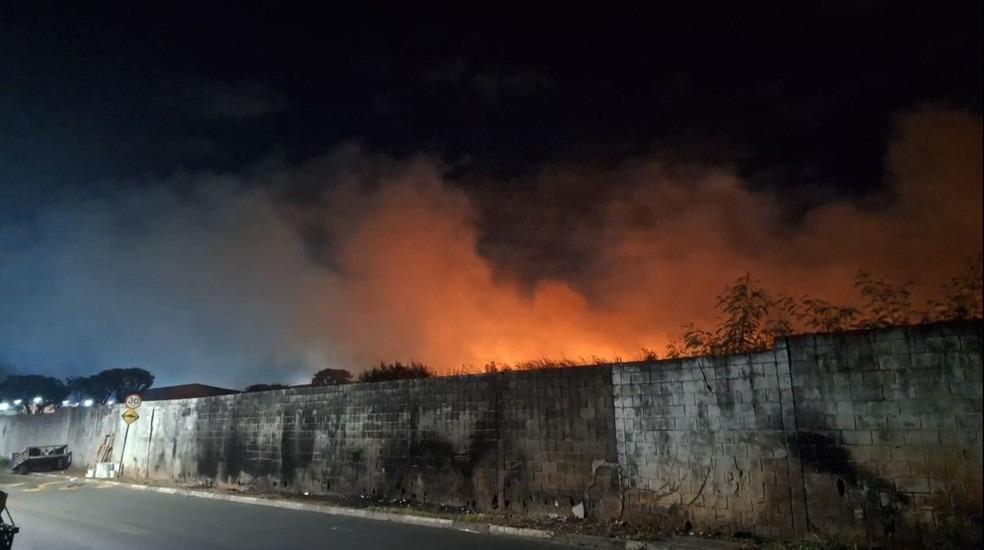 Incêndio atinge área de mata próxima ao complexo penitenciário em Hortolândia