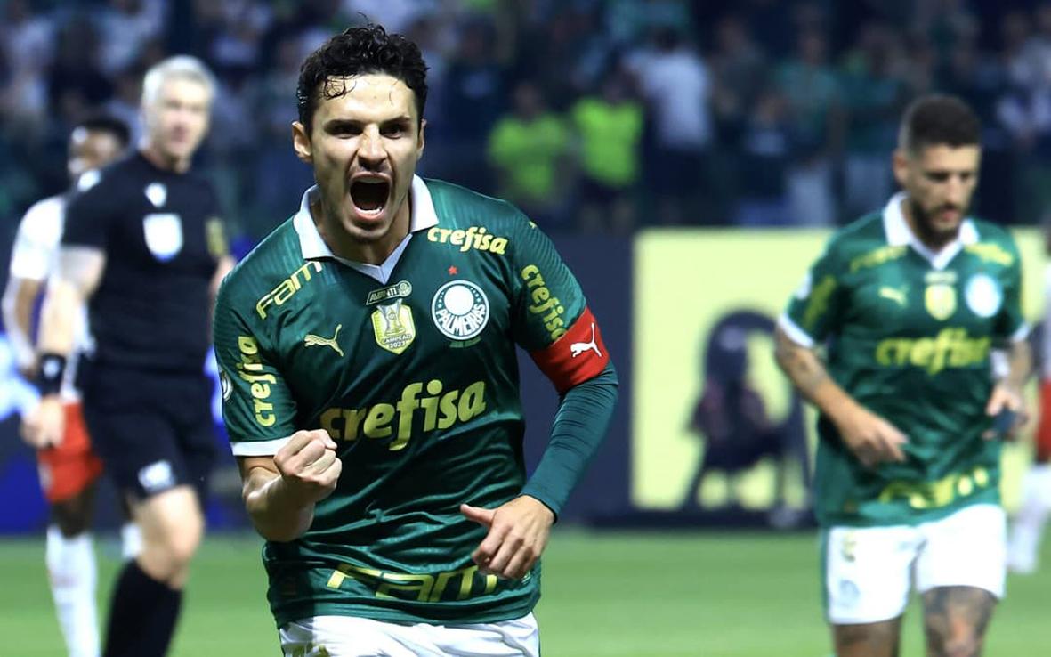  Palmeiras vence Red Bull Bragantino e encosta nos líderes