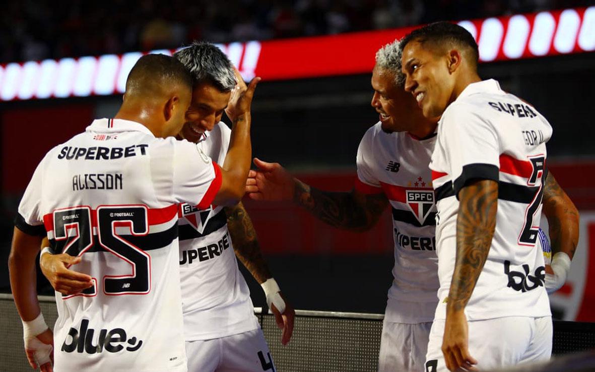  São Paulo faz a lição de casa, vence Bahia e se aproxima da liderança do Brasileirão