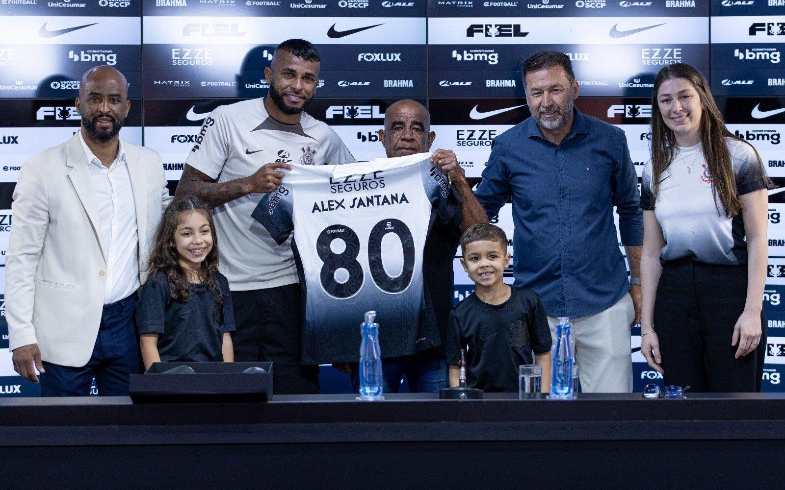 Alex Santana recebe camisa do Corinthians das mãos do pai e se emociona em apresentação oficial